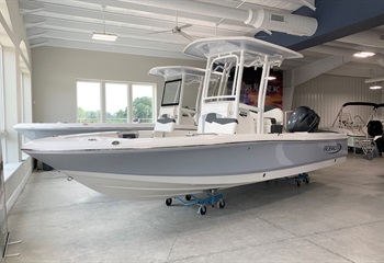 2024 Robalo 226 Cayman Alloy Gray/White Boat